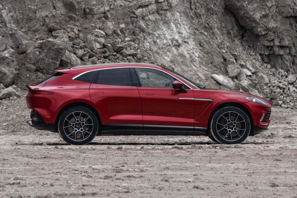 Lamborghini Urus đối đầu Aston Martin DBX Lamborghini Urus đối đầu Aston Martin DBX